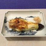 紀ノ国屋 - 京都市伏見区羽束師の平岡正弘氏が育てた茄子を焼く。醤油は使わずこのまま食べる。