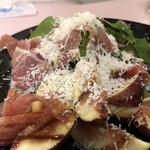 ニューローズ - イチジクとハモンセラーノ、ルッコラのサラダ　880円