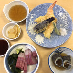 活魚料理 びんび家 - おまかせ定食。刺身ははまちか鯛から選びます。天ぷらは海老、イカ、ししとう、茄子、徳島名物薩摩芋です。これにご飯とワカメ汁が付きます。