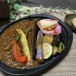 K.Cダイニング - テイクアウトのハッシュドビーフ!!
      焼き野菜と野菜のピクルス入り♪