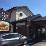 自家製麺 いづみ - こんなお店　
            注意！妻の新車はこの車では有りません。