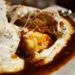 美味卵家 - ハンバーグ断面と下にオムハヤシ