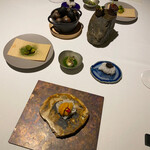 ラ・ヴァガボンド - 米粉のチップスにのる利尻島の雲丹、猪肉のソーセージに辛し味噌、花悠仔豚(かしゅうこぶた)のベニエ、愛知県稲沢市の新銀杏、山口県産バイ貝に胡瓜のソース、淡路島の鱧とキャビア