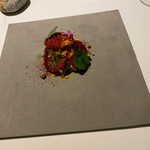 ラ・ヴァガボンド - ルッコラ、クスクス、岡山県産渡り蟹、リング状にくり抜いたビーツ、カラスミ、ナスタチウム