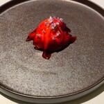 ラ・ヴァガボンド - 細かくしたヘーゼルナッツ、生の桃とシロップでコンポートした桃、ハイビスカスのジュレ