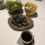 ラ・ヴァガボンド - 自家焙煎のコーヒー、ホワイトチョコレートでコーティングした鬼灯、マカロン他小菓子