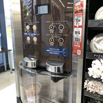 セブンイレブン - セブンイレブン名古屋あいワークビル店に来ました。カフェラテをコーヒーマシンから抽出されます。