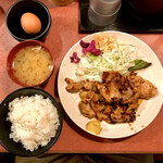 Kazeno Houki - トンテキ ご飯、味噌汁、サラダ、生玉子