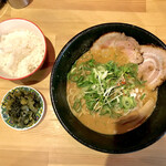 中も津屋 - カレー担々麺とご飯と高菜