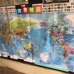 たんぽぽ - 外国から来られたお客さん達は、店内の世界地図に自分が住んでいる箇所へマークシールを貼って帰られます。