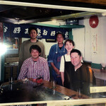 たんぽぽ - 店内の壁には一面、お客さん達と記念撮影した沢山の写真が貼られています。