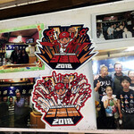 たんぽぽ - 店内の壁には一面、お客さん達と記念撮影した沢山の写真が貼られています。