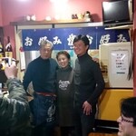 たんぽぽ - 常連さんにせがまれて、一緒に記念撮影中。