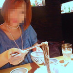 飛鳥 - 冷麺を取り分けてくれるＴさん