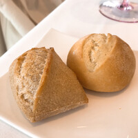 リストランテ　ウミリア - 2種のパン　もちもちで美味しい