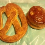 キノクニヤ ベーカリー - シナモンのプレッツェル型のパンとオレンジピールのスコーン