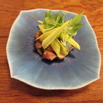 クーリエール - 牛タンのタルタル 焼茄子 キャビア 赤オクラ オクラの花 マイクロ水菜 フィンガーライム