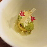 クーリエール - 梨のソースとサラダ ピーマンと緑茶のアイス カモミールのソース 国産のリコッタチーズ アールグレイの茶葉を練り込んだ生地 半氷にしたマスカルポーネのブリュレ