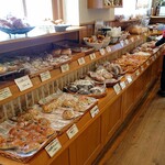 ぱんろーど しらとりの郷店 - 窓側のパン売場