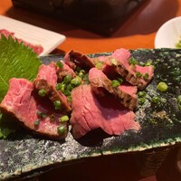 飛騨牛一頭家 馬喰一代 岐阜神田 - 特選炭火タタキ　1,300円（税抜）