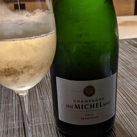 星のや 京都 ダイニング - José Michel & Filsのトラディション。柑橘香高くおいしいね。値段の割においしいシャンパン。