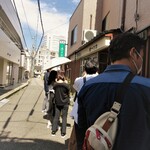 グリルオーツカ - 土曜の午後１時前でこの行列。