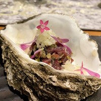 クリマ ディ トスカーナ - 愛知本土ジカ 三陸の牡蠣コンフィ カルネクルーダ トスカーナ　和に見えますがまさにイタリアンテイストなお料理　鹿肉のタルタルと牡蠣が見事に融合してるんです♪