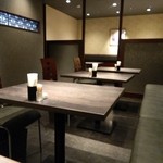 カツダイニング - シックな店内