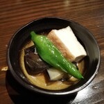 吉祥寺っ子居酒屋 とりとん - つきだし　茄子とししとうと厚揚げの揚げびたし