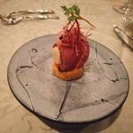 リストランテ フォレスタ・ヴェルデ - カモ胸肉のスモーク 焼きネギとチーズのサブレ