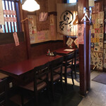 やまこし - にぎやかな店内