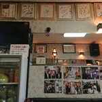 中華料理 丸鶴 - 壁一面に貼られた有名人のサインや写真