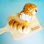 ブーランジュリー・リベルテ - ドライフルーツの食パンとクリームチーズとレーズンのパン