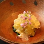 馳走 きむら - 先付けのあさり、なす、モロヘイヤ、ゆばの小鉢。