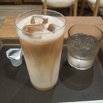 デリカフェ・キッチン - アイスカフェラテ(シロップ入れましたが混ぜてません)