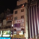 ワインカフェ 大森 - 外観写真:大森駅東口から30秒!7階の小さな明かりを目指してください。