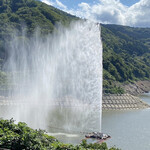 月山湖売店 - 月山湖の日本一の噴水。迫力あります！