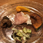 Cucina Siciliana Prio  - パレルモコースランチ２０００円。前菜５種盛合せ。「魚介」の表記ですが少量の茹で蛸しか見当たらず、「新鮮野菜」の表記ですが鮮度は感じられず。。生ハムは美味しかったです(^｡^)