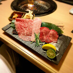 Wagyu Ue-Go Mesuu Shi To Jukusei Gyuushi Taniku Ya Ichiyuku - 塩焼きの3種盛りです(o^^o)