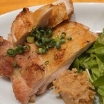 さかづき Brewing - 若鶏もも肉の炭火焼き～エシャロット味噌添え