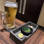 酒肴屋くやすけ - 生ビール、付け出し