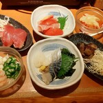 和食さと 放出店 - 左下が山芋とエビの小鉢、右下がステーキ
