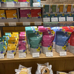 アフタヌーンティー・ティールーム - レジ横の紅茶、焼菓子