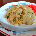 横浜ラーメン - わたしの「半チャーハンセット」(+¥300-税込)です。お店の人は「半チャン」と呼びます。量的には、ほぼほぼ「全チャン」と言えましょう。これにする人多いです。だから店主さんは鍋振りがたいへんなの。