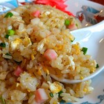 横浜ラーメン - わたしの定義としては、塩胡椒よりも醤油(orタレ)が優勢になると焼飯(やきめし)に分類されます。チャーハンをパクッ、モグモグ、モグモグ…そしてサンマーメン。