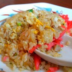 横浜ラーメン - ベースは塩胡椒で醤油(orタレ)を少々って感じのチャーハンです。刻み紅生姜をチャーハンを一緒に掬(すく)っていただきます。美味しいです。