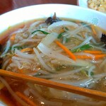 横浜ラーメン - 具は、玉葱、もやし、木耳、韮、人参、以上。このトロンとしたスープが何と言えませんね。これぞサンマーメン。玉葱の甘みがけっこう強いです。優しいスープになるわけね。野菜がたくさん摂れるのでありがたいです。