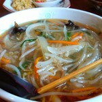 横浜ラーメン - ふたりとも仲良く「サンマーメン」(¥650-税込)、向う側にちょっぴり見えてるのが、先に運ばれて来たのでパクパク食べていたわたしの「半チャーハンセット」(+¥300-税込)です。