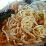 横浜ラーメン - サンマーメンの麺アップです。やや縮れ麺。トロンとしたスープが良ーく絡んで食べやすくて美味しいんです。