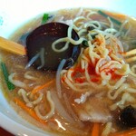 横浜ラーメン - 辣油とお酢を足してみました。うーん、これも良いよ。